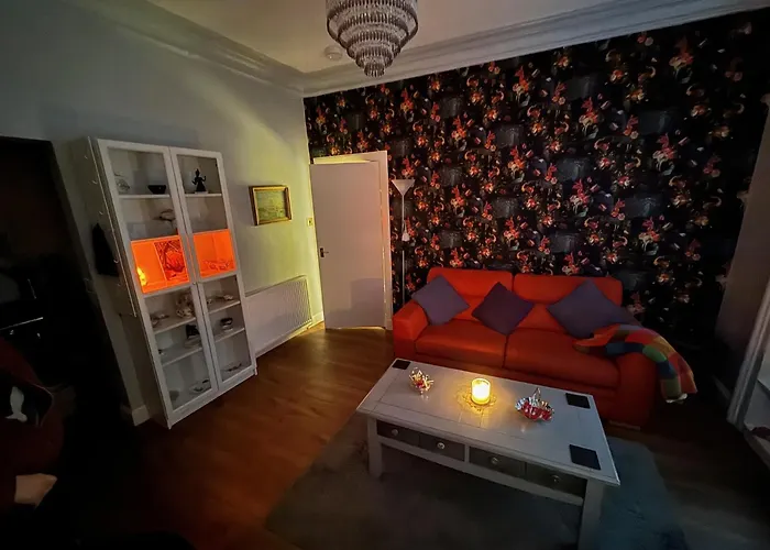 Edinburgh Two Bedroom Apartment With Free Side Street Parking 24 Hours
