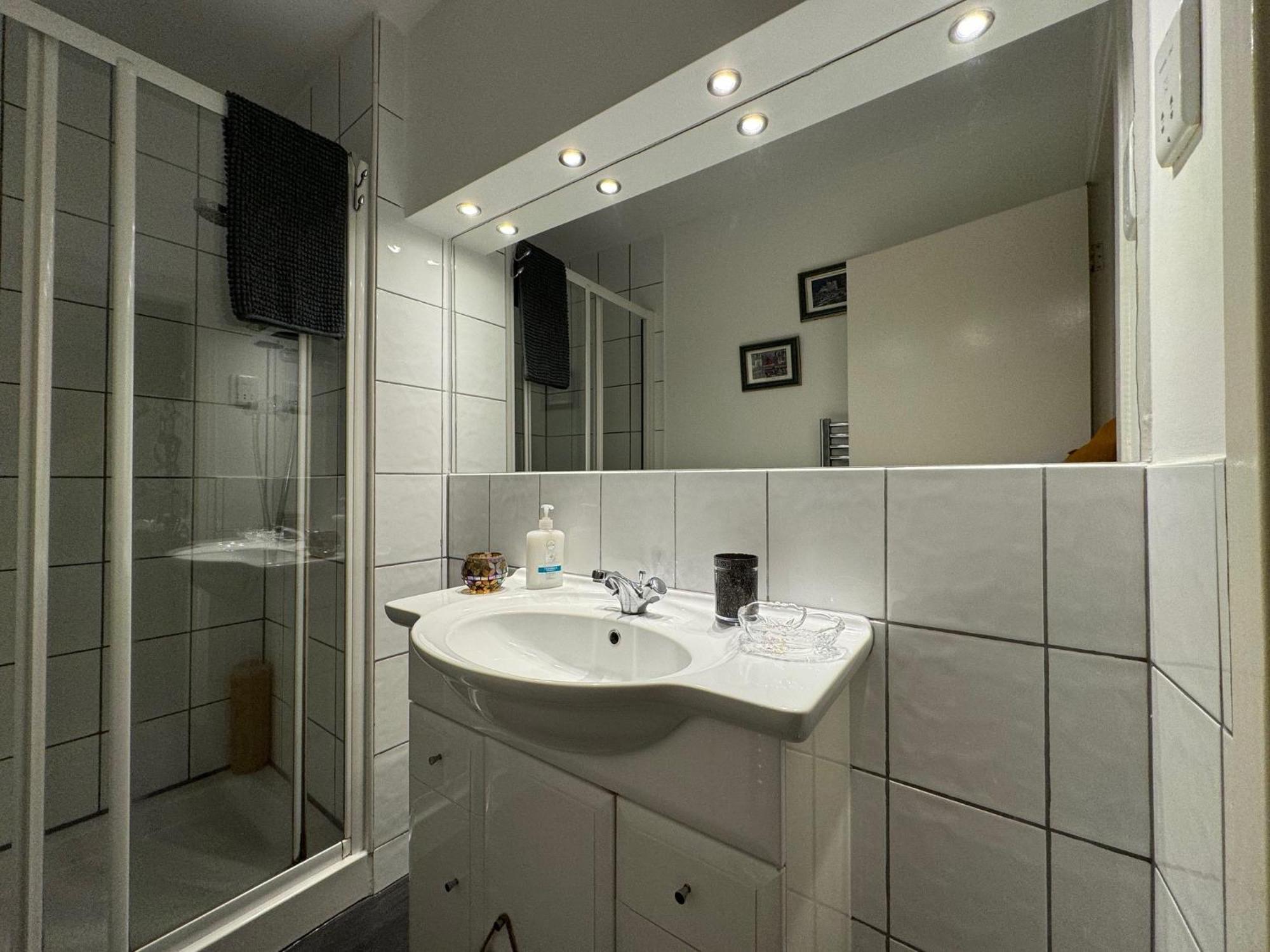 Two Bedroom With Free Side Street Parking 24 Edinburgh