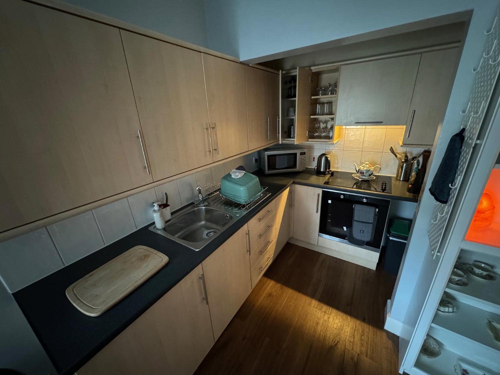 Apartment Two Bedroom With Free Side Street Parking 24 *