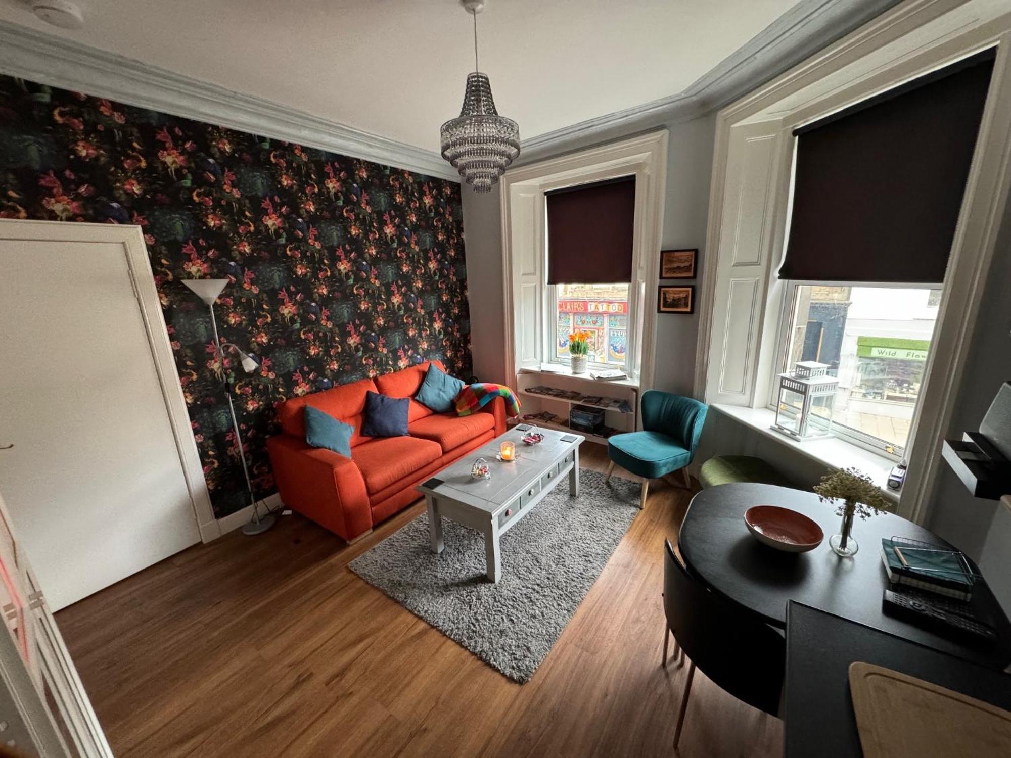 Two Bedroom With Free Side Street Parking 24 Apartment